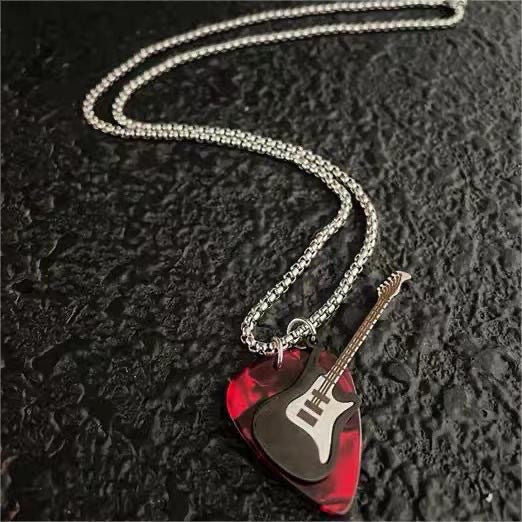 Collar con púa de guitarra punk rock
